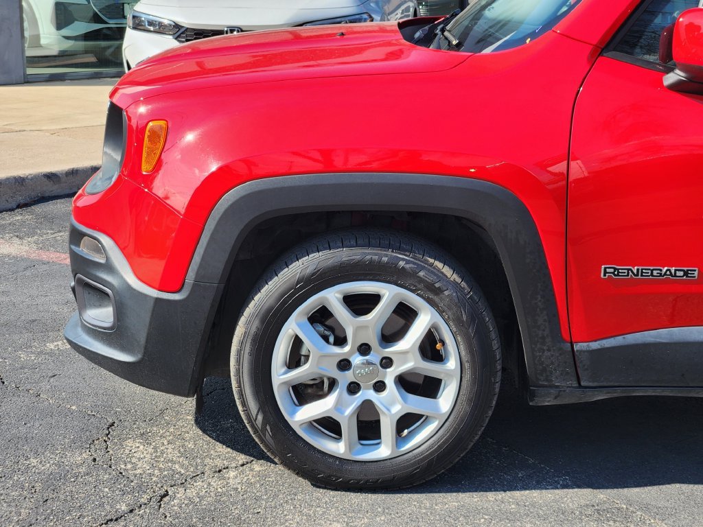 Used 2017 Jeep Renegade Latitude w/ Advanced Technology Group FWD image 9