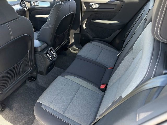 Used 2025 Volvo XC40 B5 Core image 18
