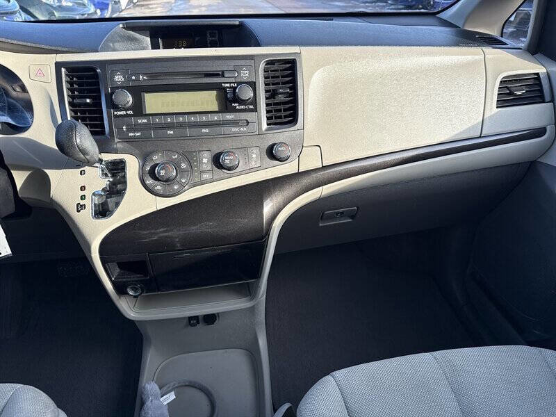 Used 2014 Toyota Sienna L image 23