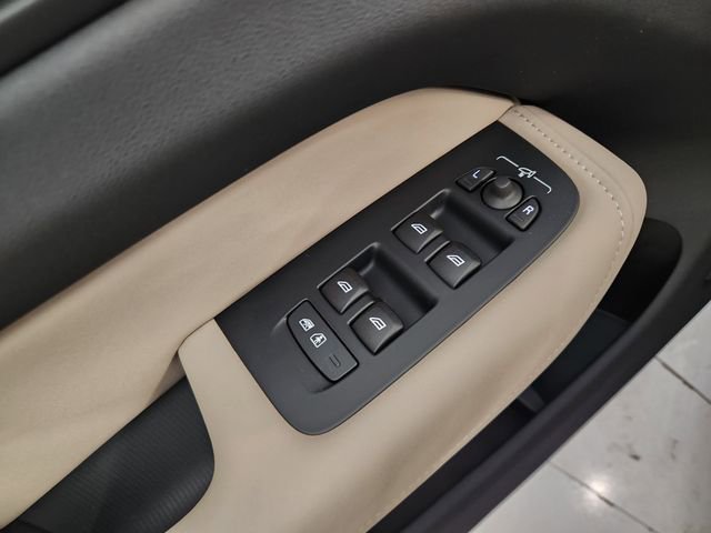 New 2026 Volvo XC60 B5 Plus w/ Protection Package Premier image 23