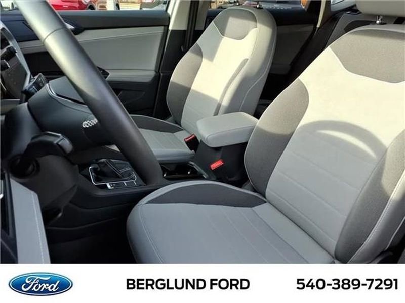 Used 2024 Volkswagen Taos SE image 36