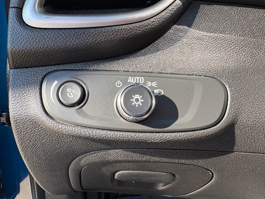 Used 2020 Chevrolet Trax LT w/ LT Convenience Package image 12