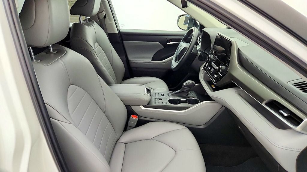 Used 2023 Toyota Highlander XLE AWD/4WD image 24