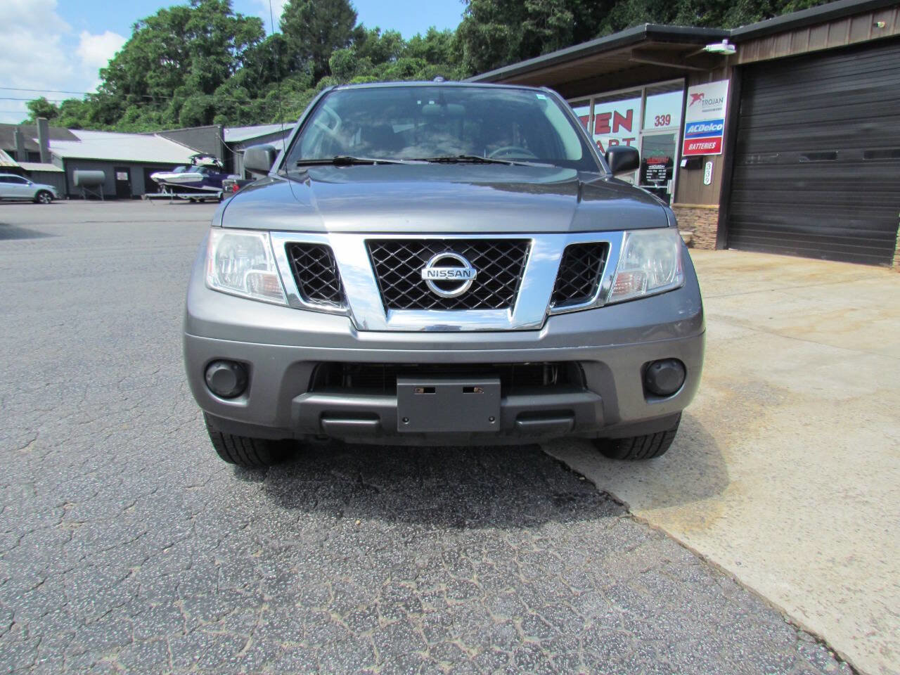 Used 2018 Nissan Frontier SV image 2