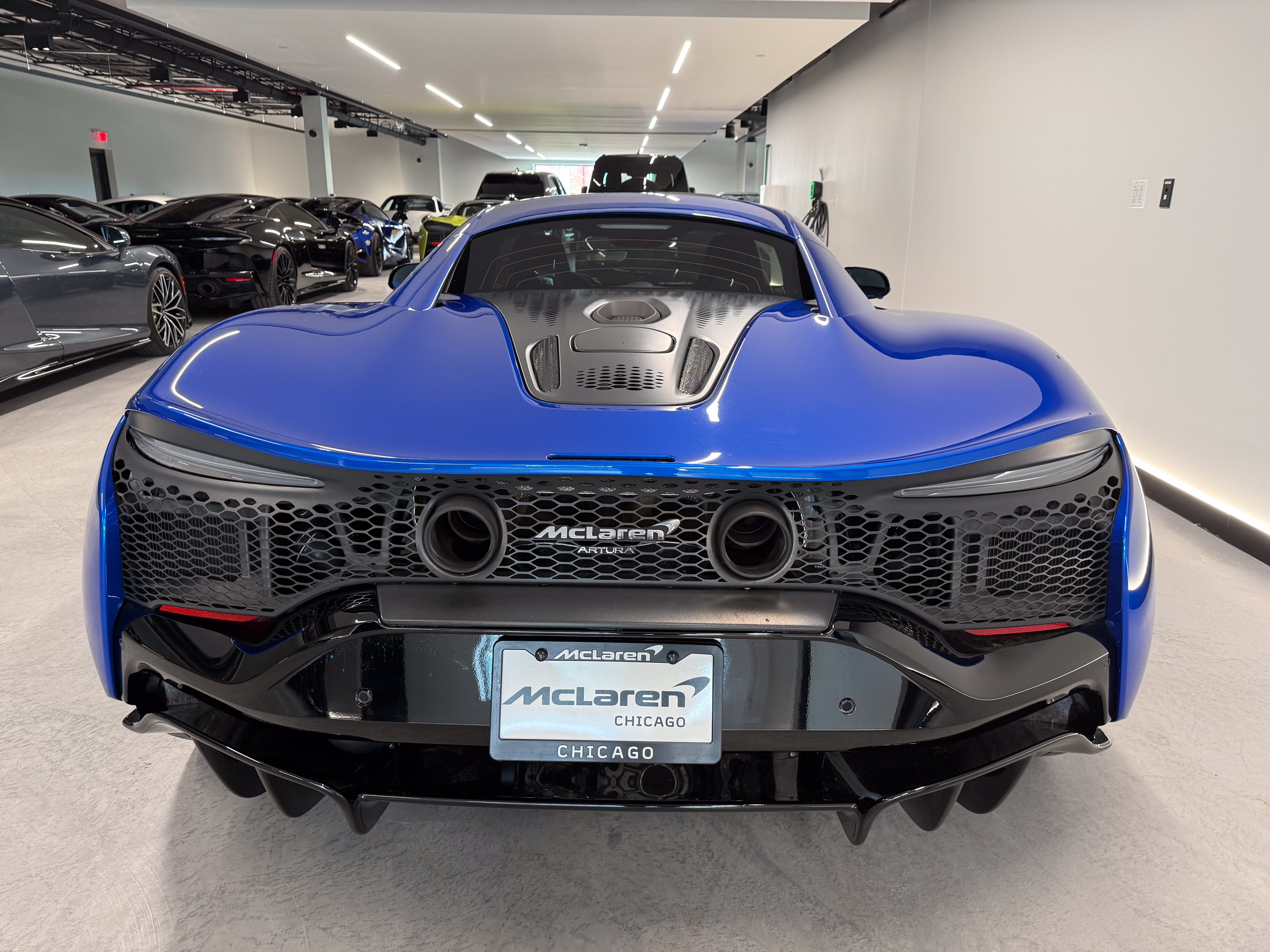 Used 2024 McLaren Artura RWD image 3