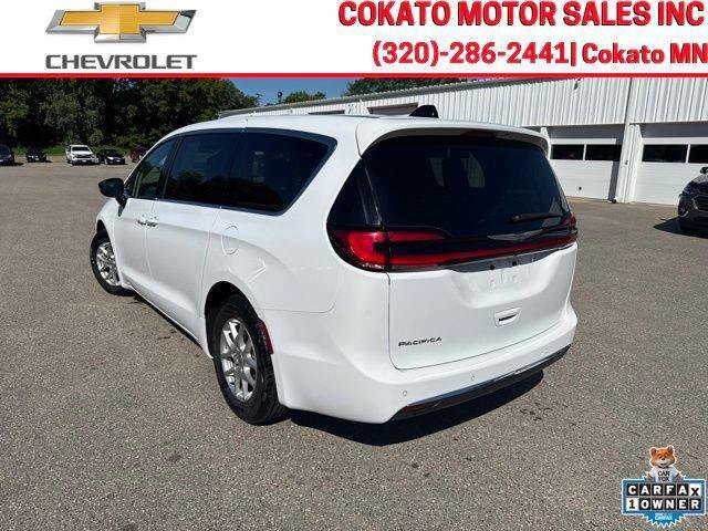 Used 2024 Chrysler Pacifica Touring-L FWD image 5