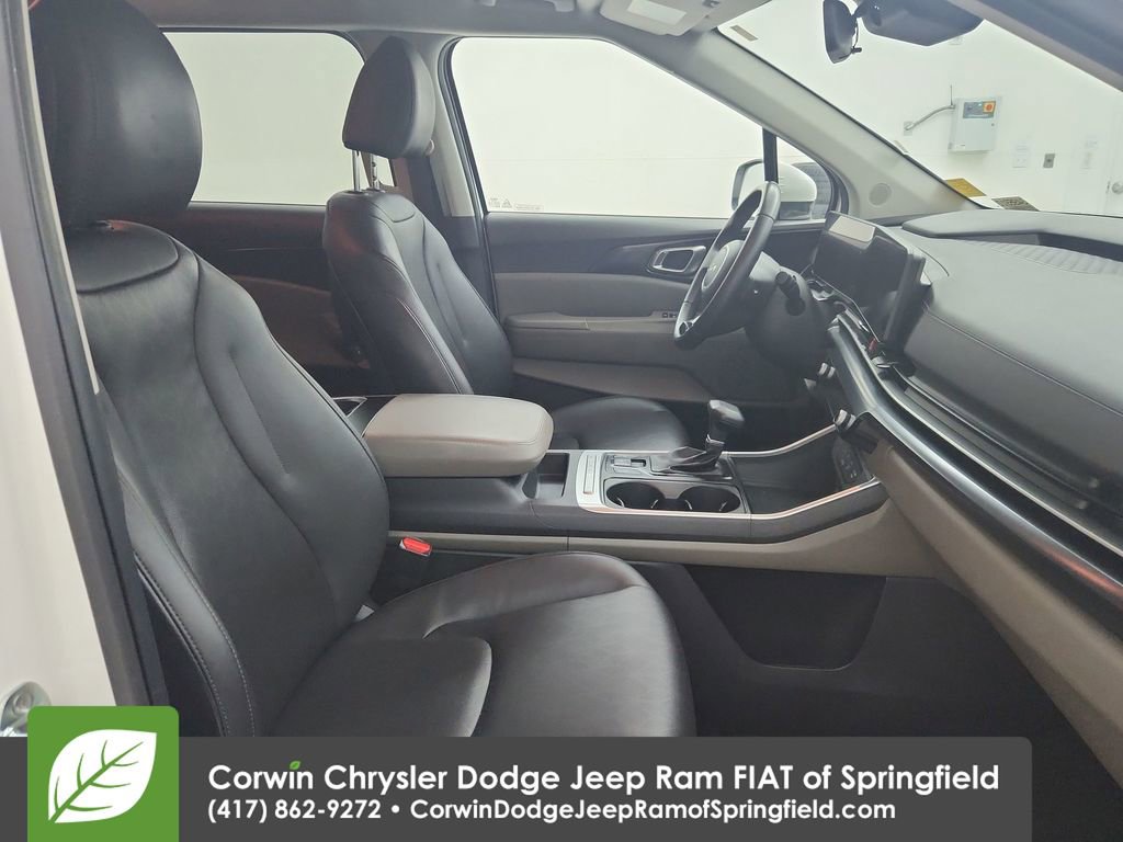 Used 2025 Kia Carnival FWD image 32