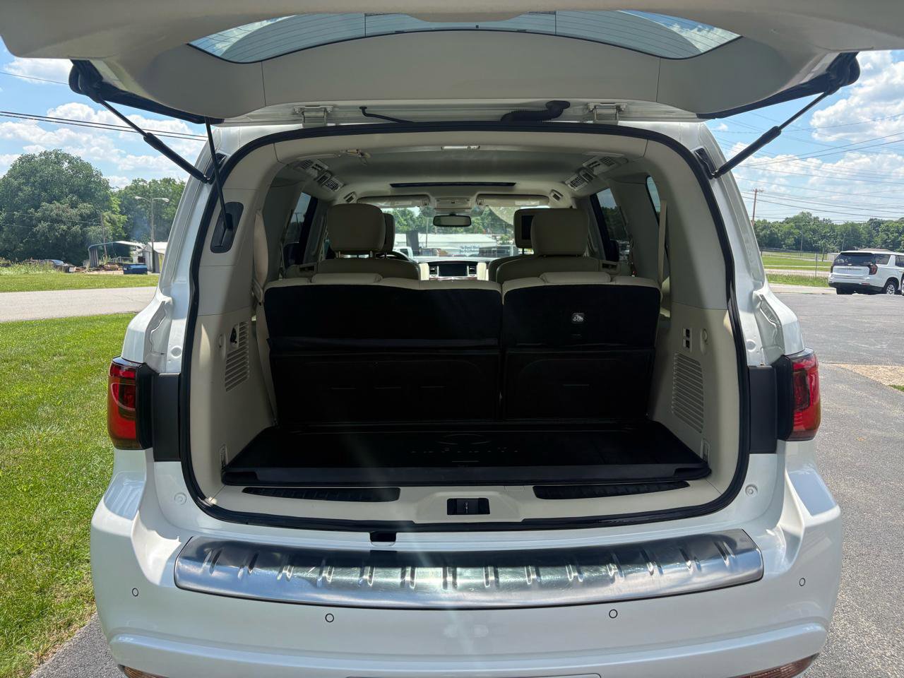 Used 2019 INFINITI QX80 Luxe w/ 22" Wheel Package RWD image 4