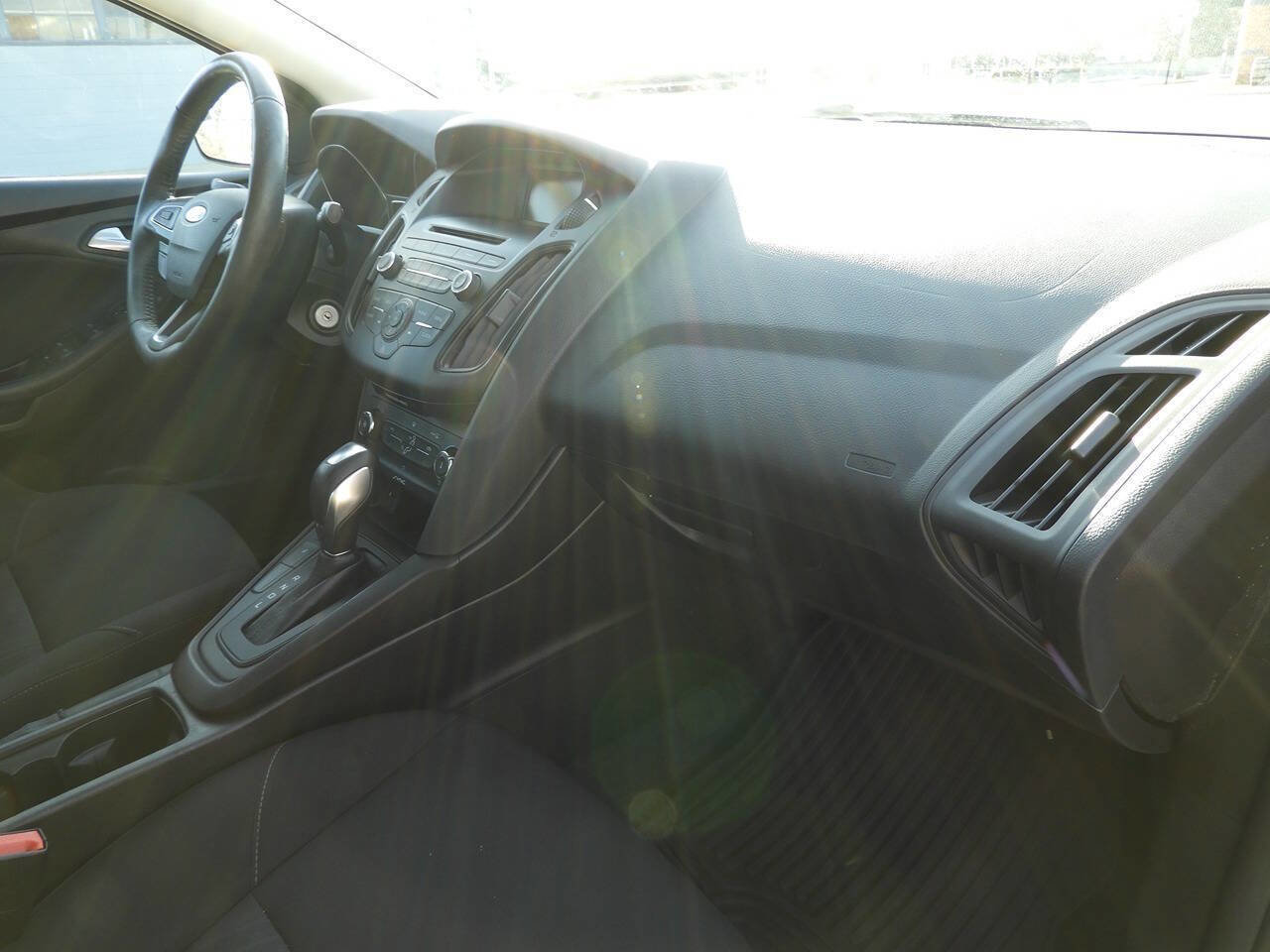 Used 2015 Ford Focus SE w/ SE Cold Weather Package image 34