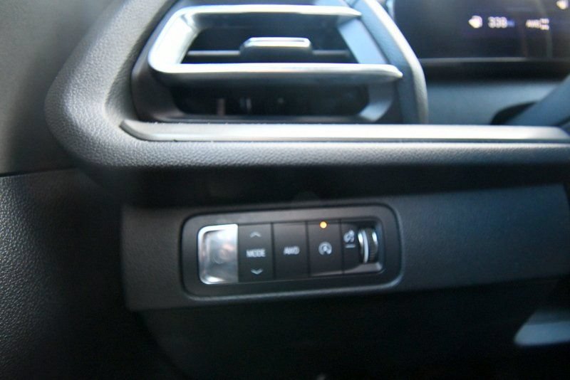 Used 2025 Chevrolet Traverse LT AWD/4WD image 19
