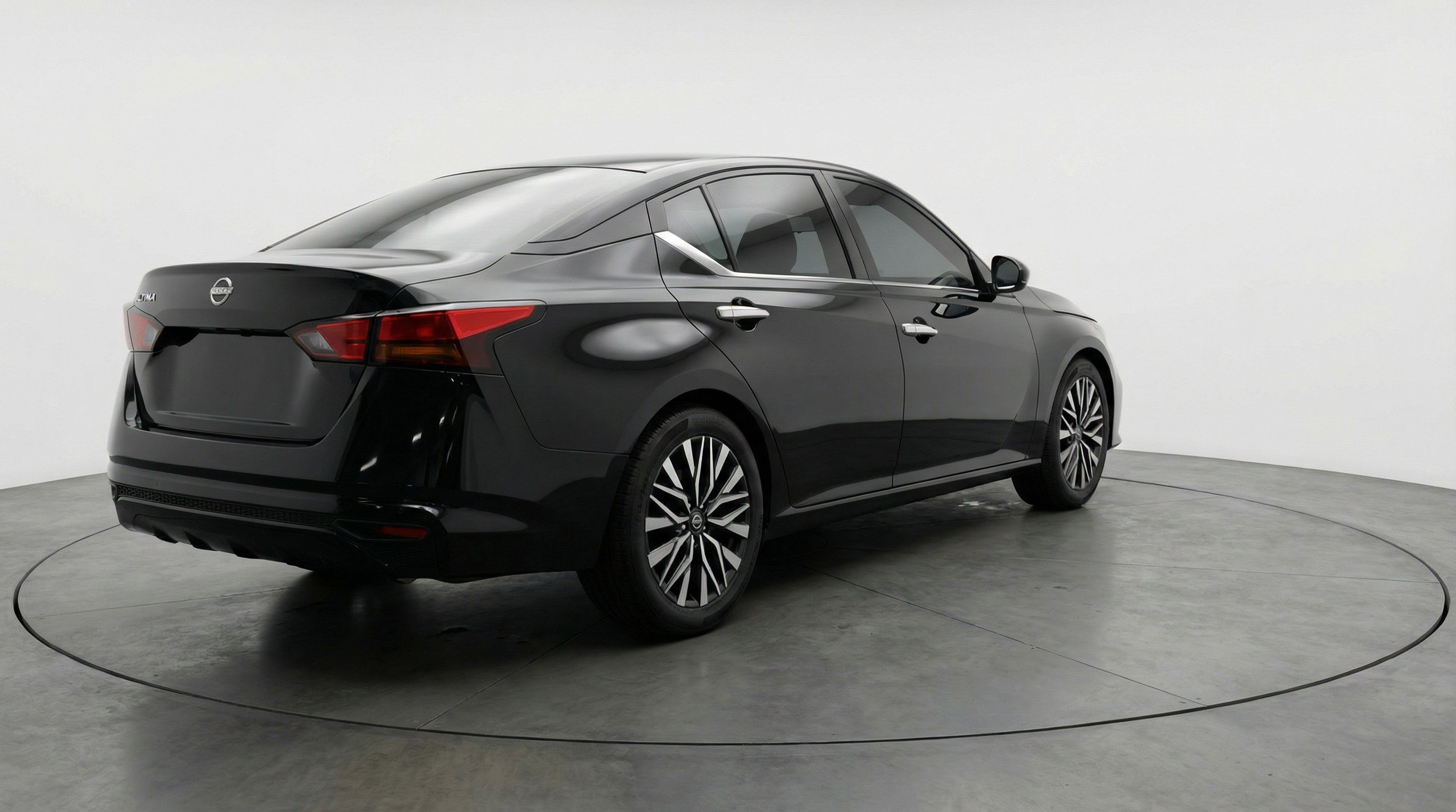 Used 2025 Nissan Altima 2.5 SV FWD image 9