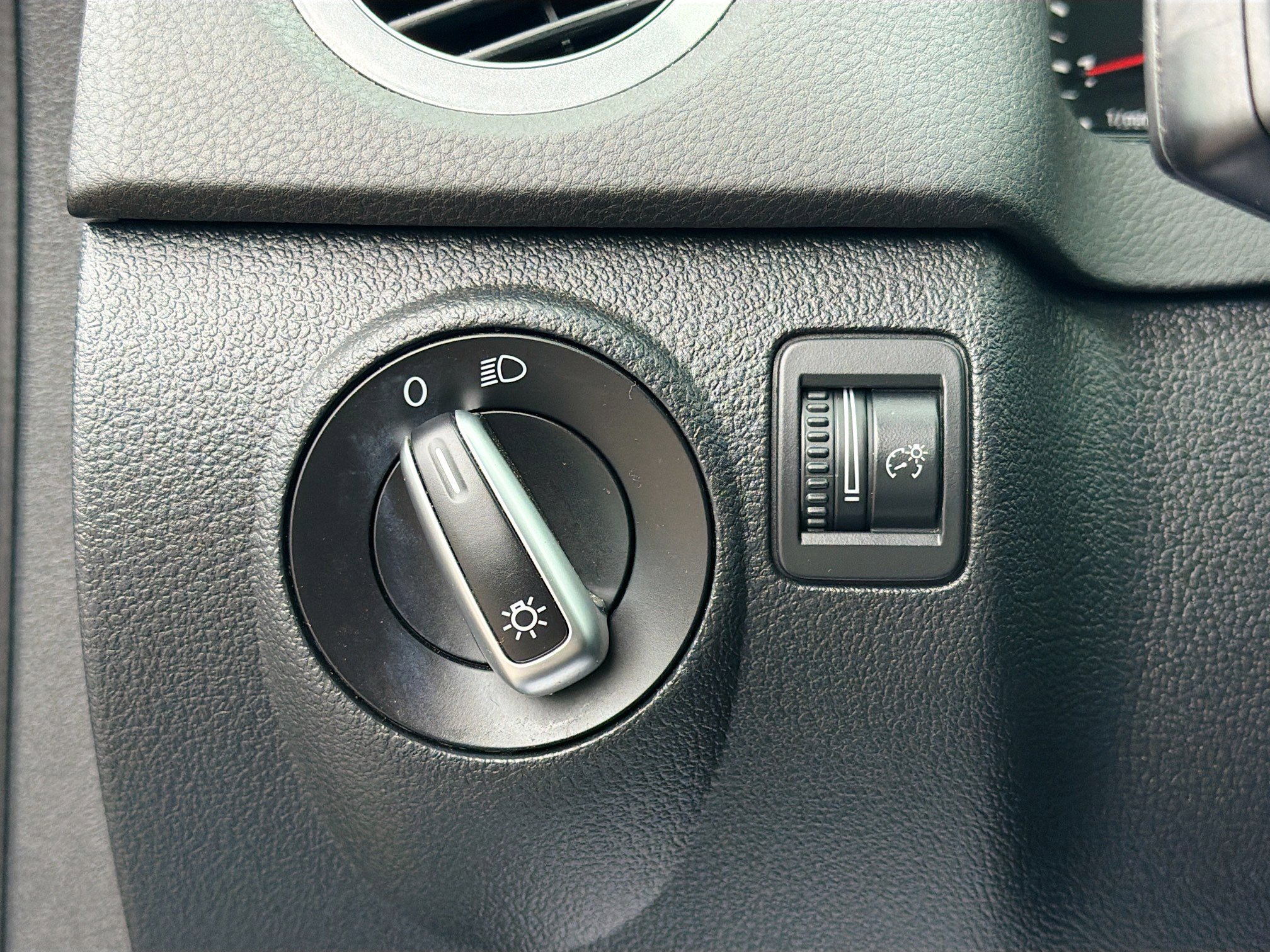 Used 2017 Volkswagen Tiguan Limited image 32