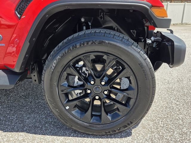 Used 2025 Jeep Wrangler Unlimited Sahara AWD/4WD image 11