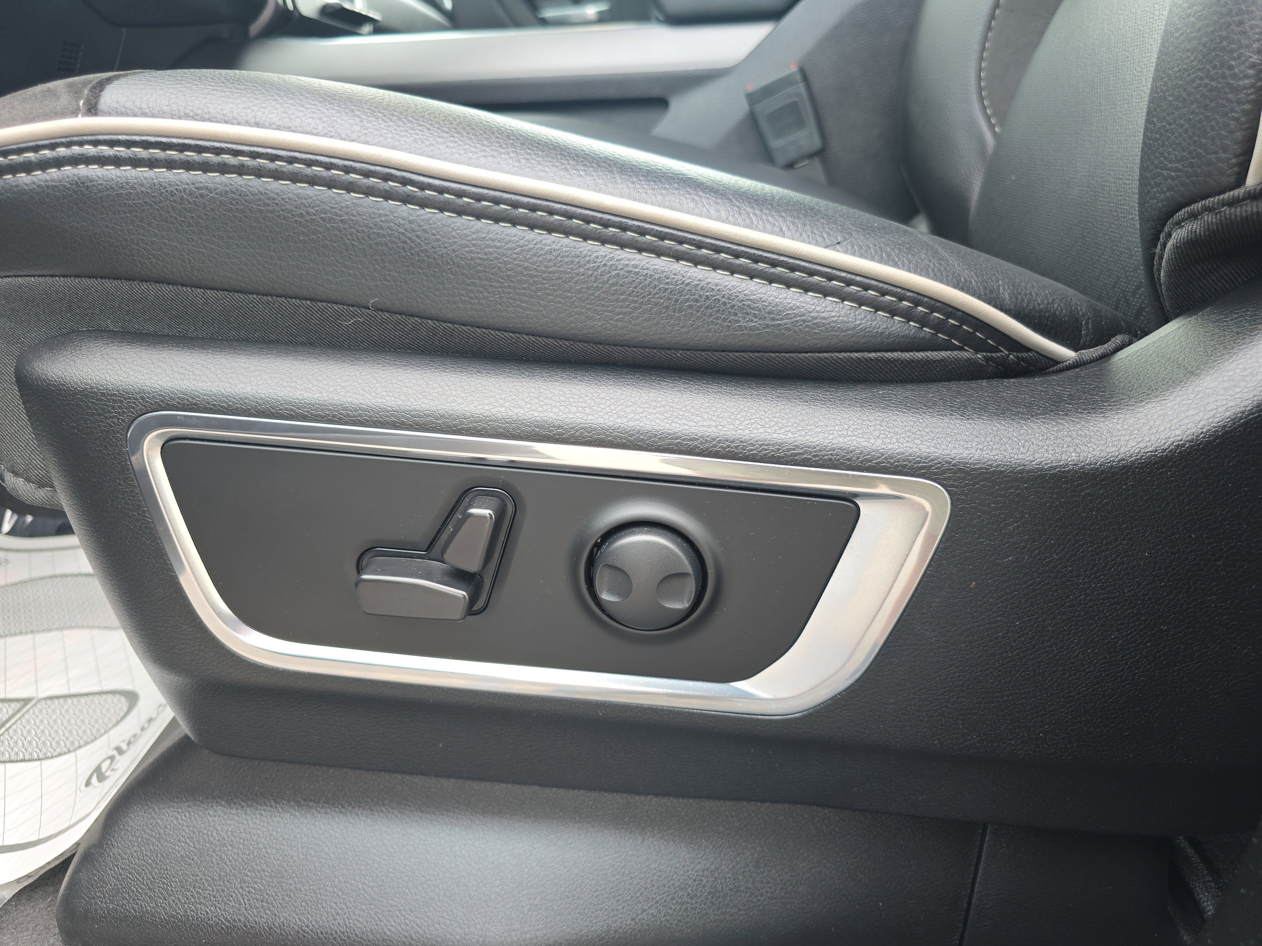 Used 2025 RAM 1500 Laramie image 13