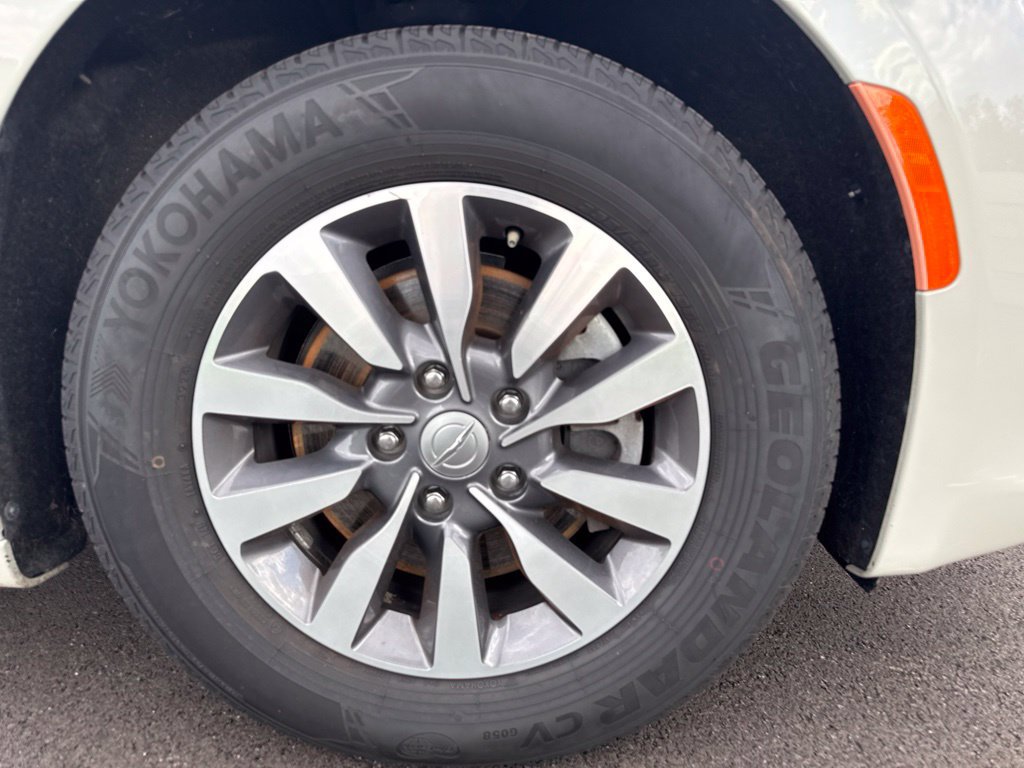 Used 2020 Chrysler Pacifica Touring-L Plus FWD image 27