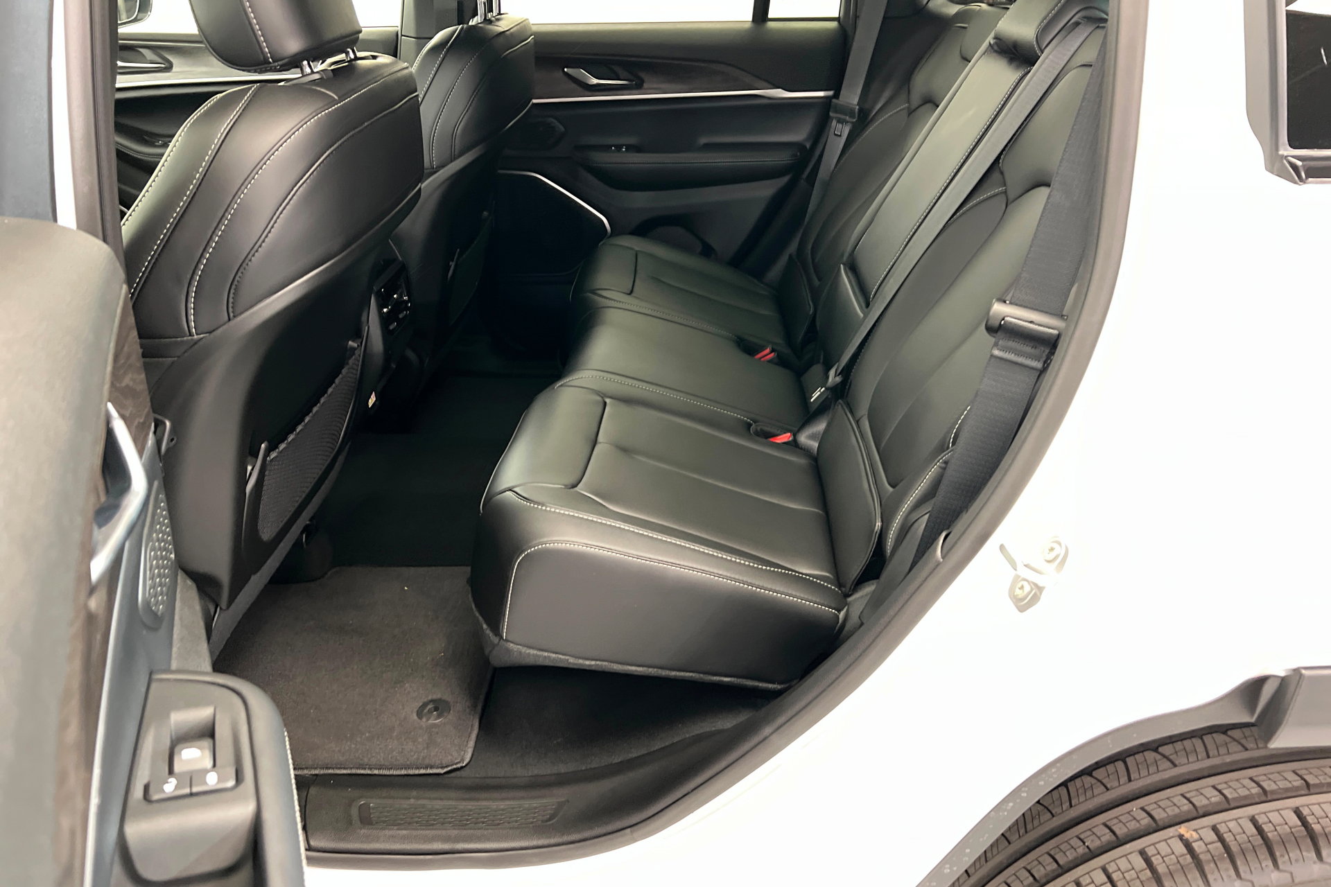 New 2026 Jeep Grand Cherokee Limited w/ Limited Altitude Package AWD/4WD image 21