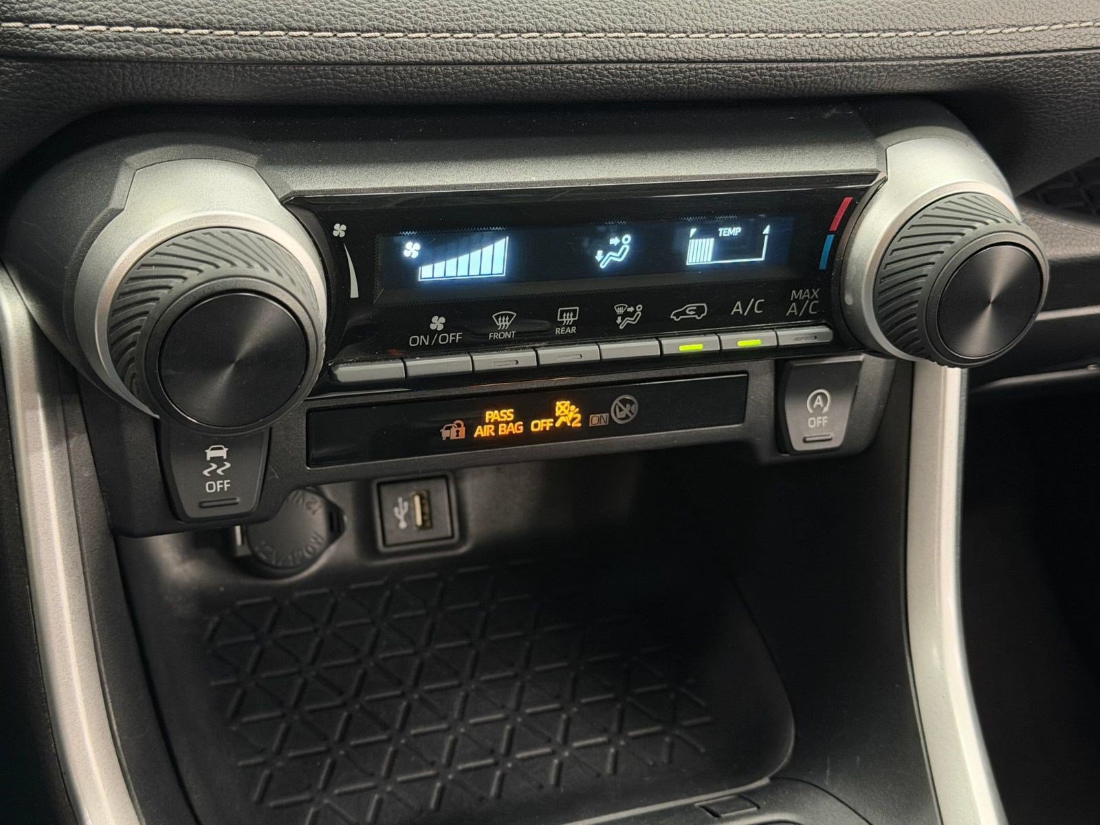 Used 2024 Toyota RAV4 LE AWD/4WD image 15