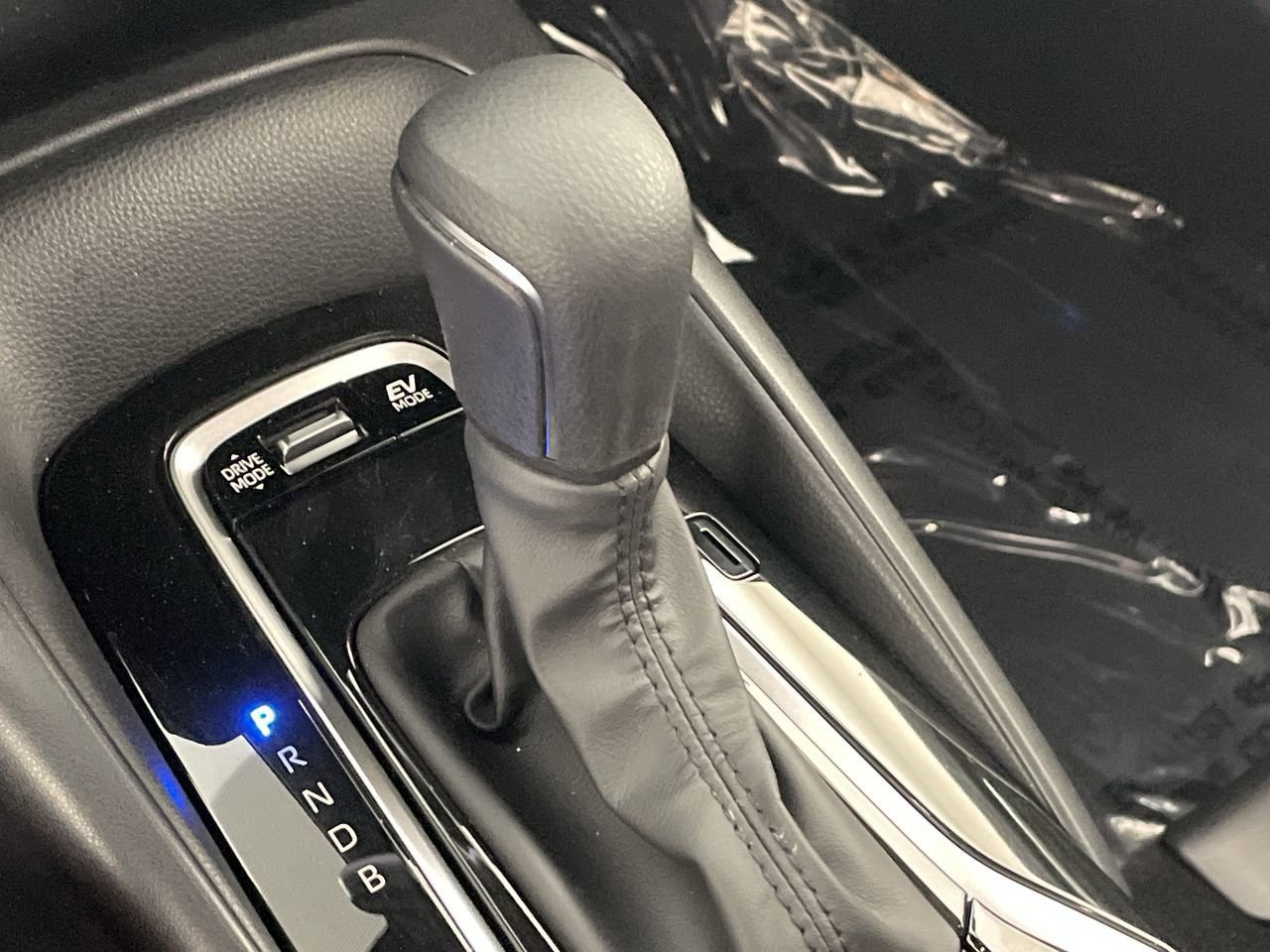 Used 2025 Toyota Corolla SE w/ Convenience Package image 16