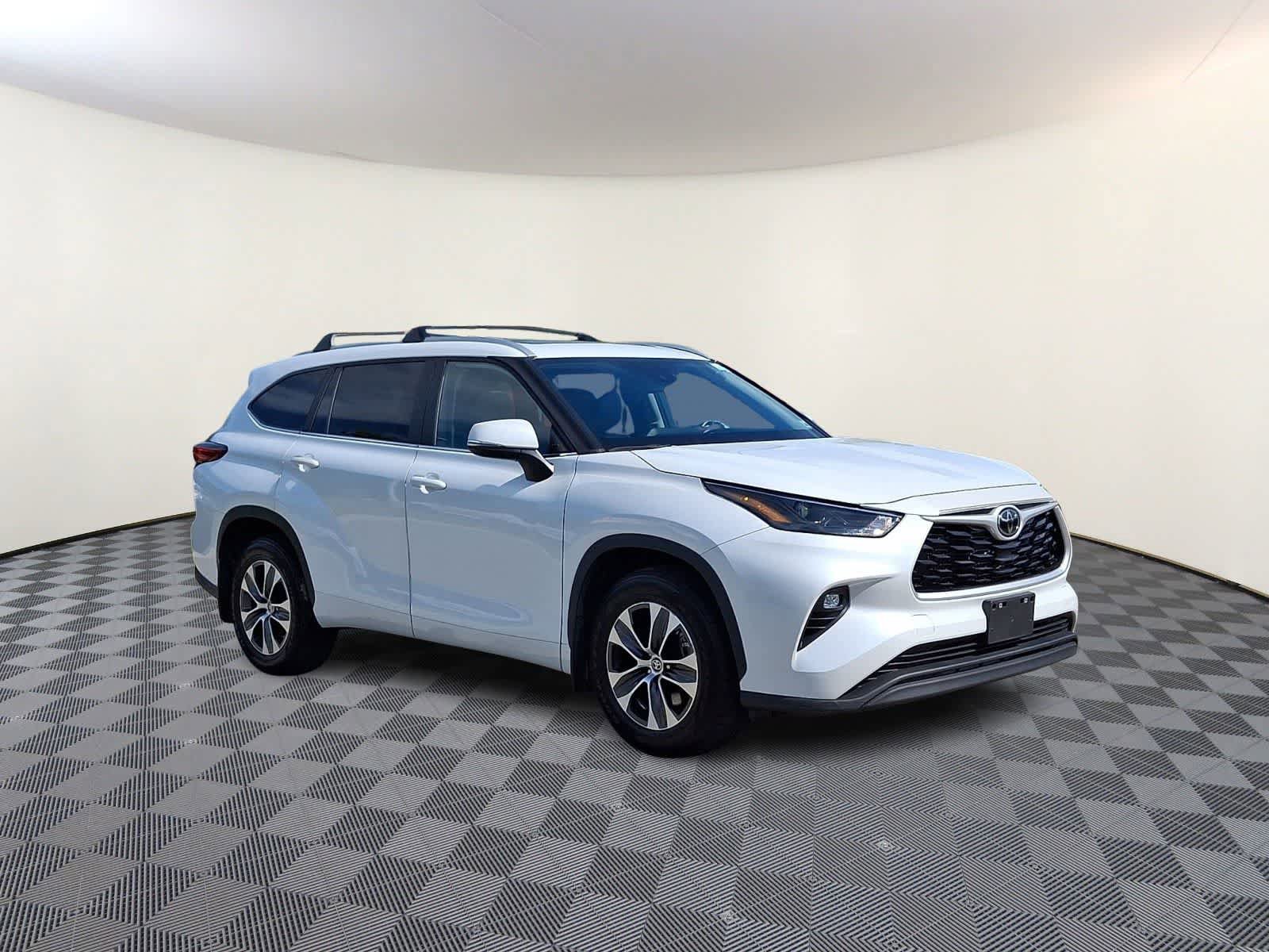 Used 2023 Toyota Highlander XLE AWD/4WD image 5