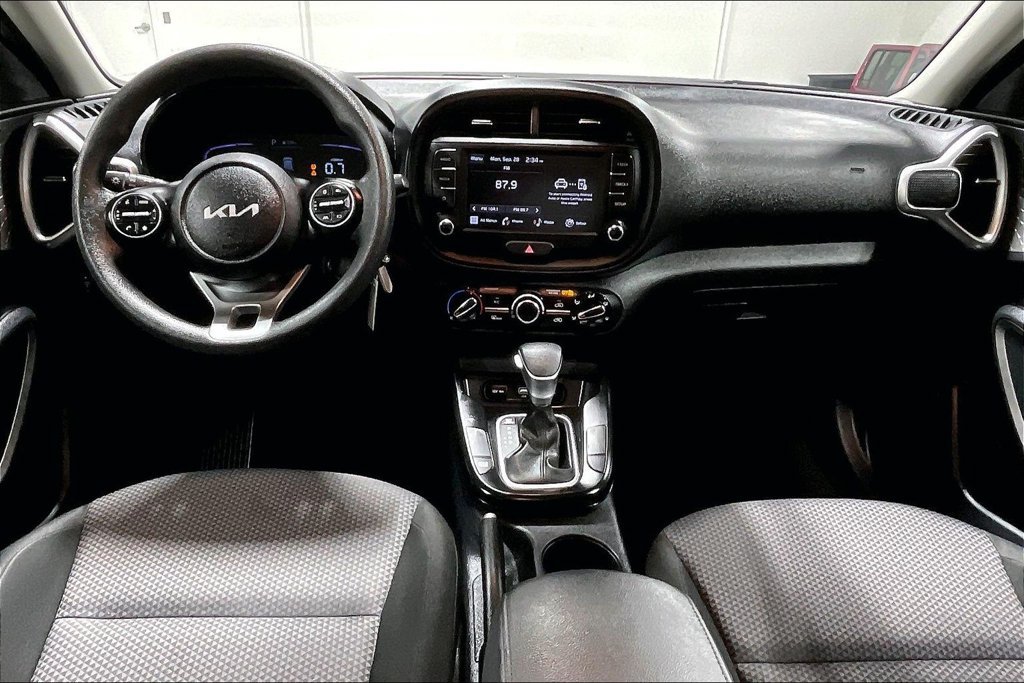 Used 2025 Kia Soul LX w/ LX Technology Package FWD image 18