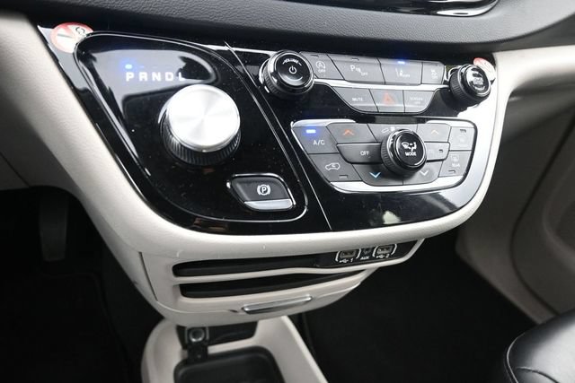 Used 2023 Chrysler Pacifica Touring-L FWD image 19
