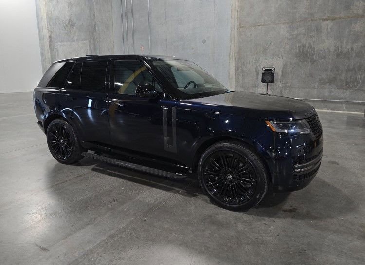 Used 2025 Land Rover Range Rover SE AWD/4WD image 4