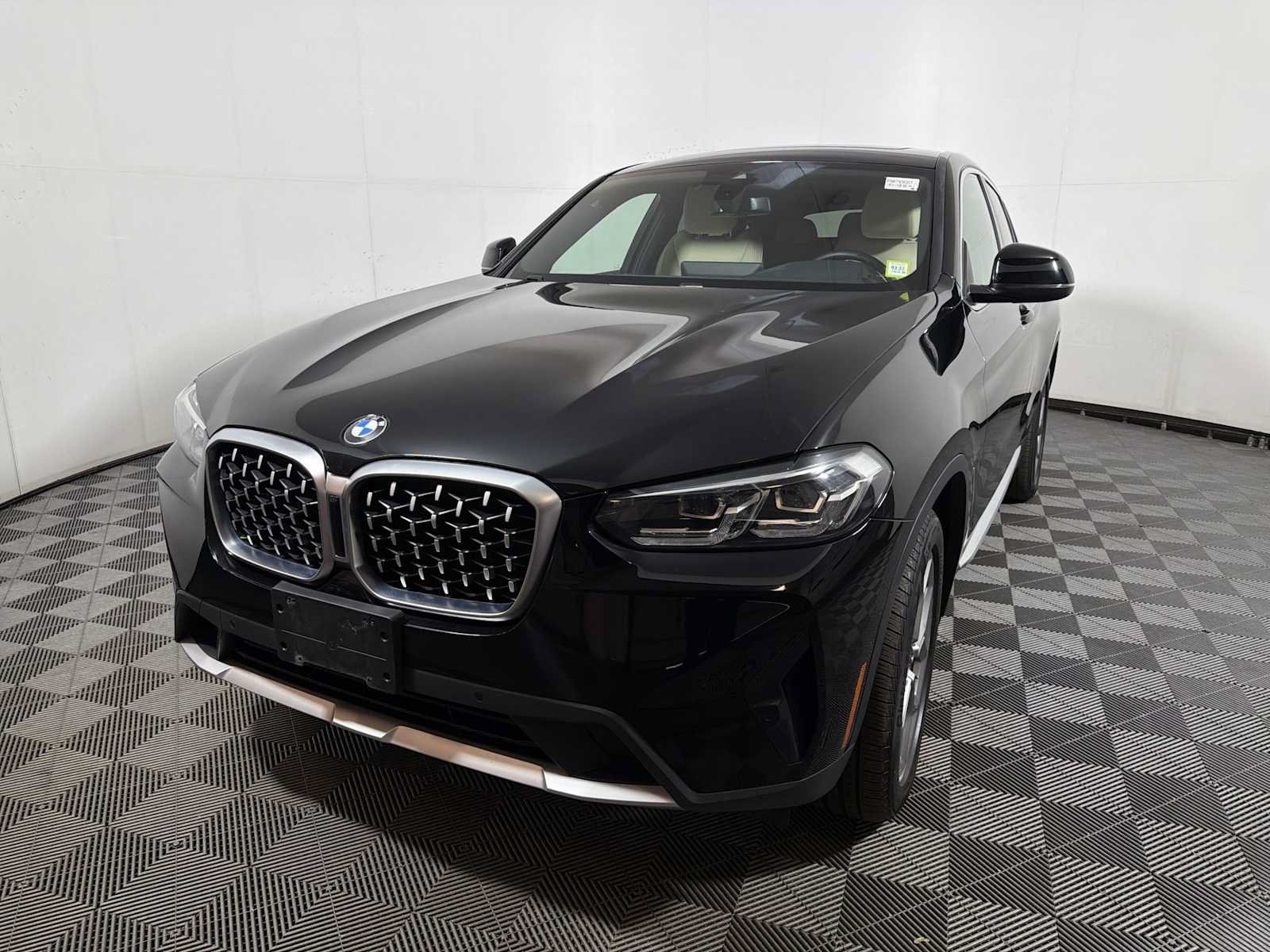 Used 2023 BMW X4 xDrive30i w/ Premium Package AWD/4WD image 3