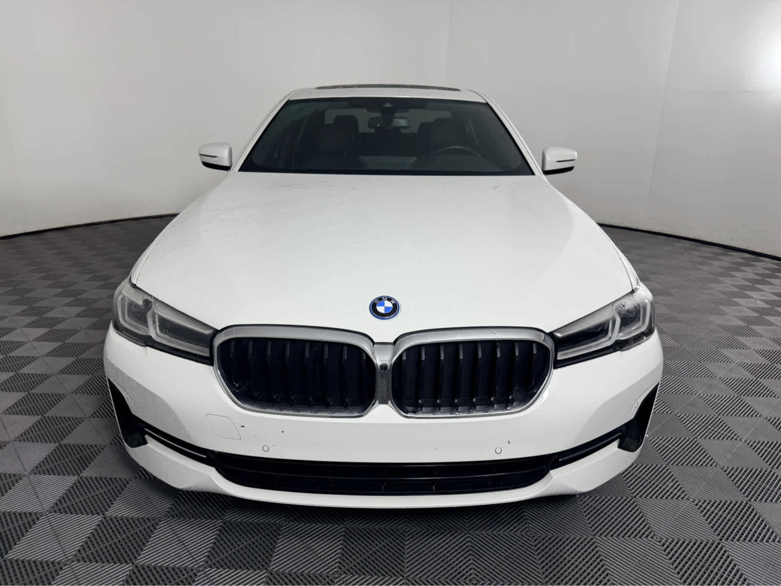 Used 2023 BMW 530e w/ Convenience Package image 9