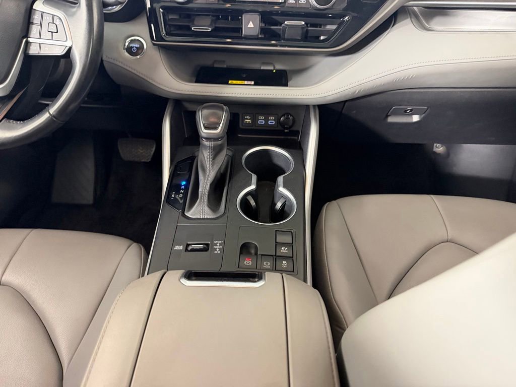 Used 2023 Toyota Highlander XLE FWD image 17