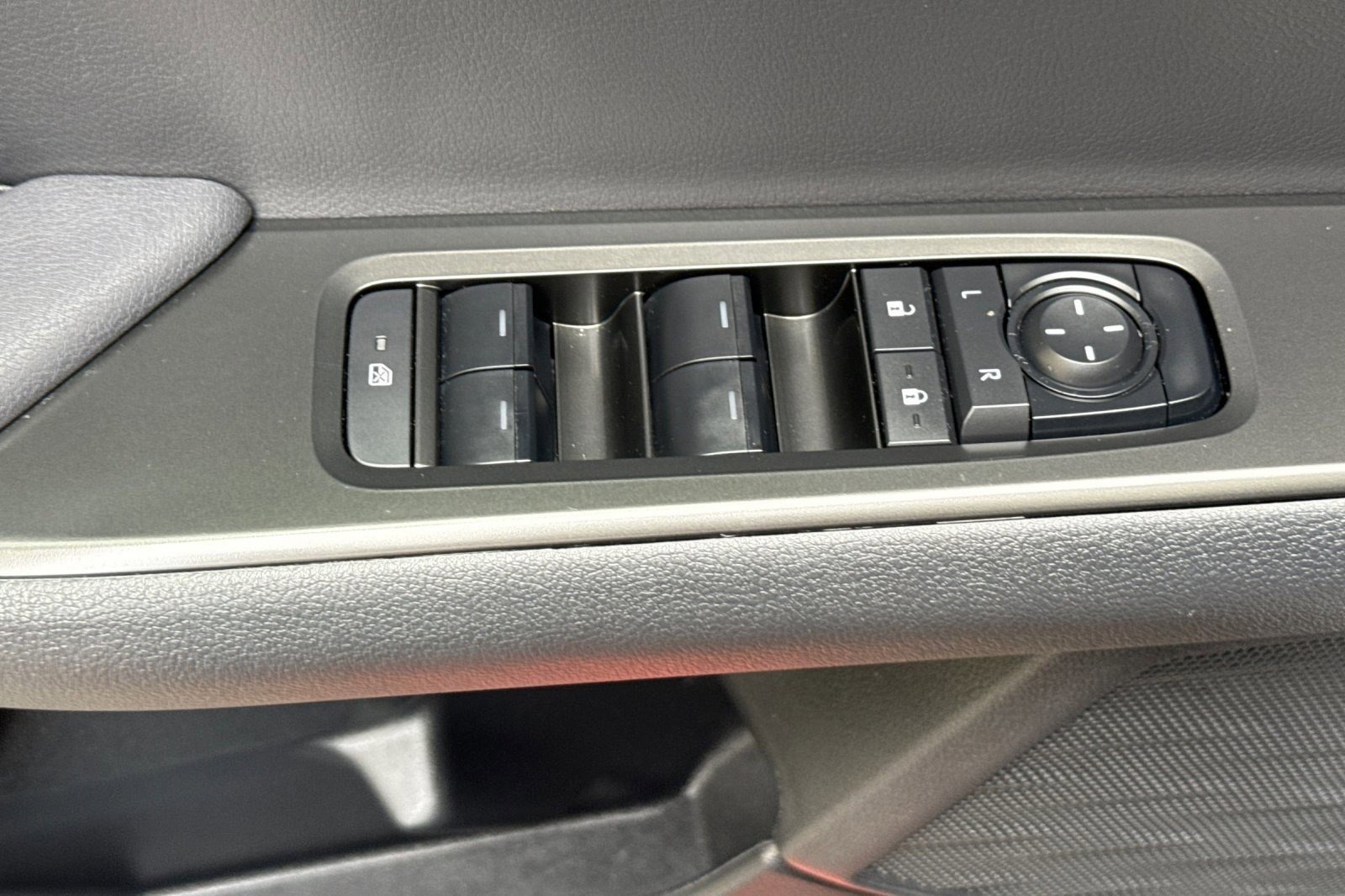 Certified 2025 Lexus UX 300h FWD w/ Accessory Package (Z2) image 14