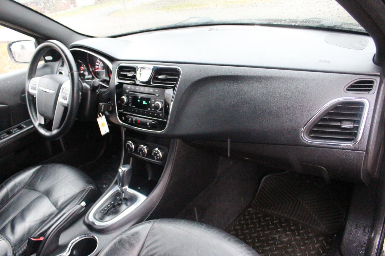 Used 2013 Chrysler 200 Limited FWD image 35