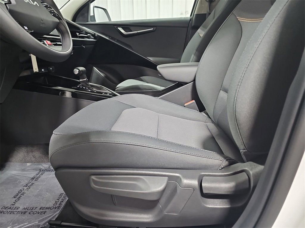 Used 2024 Kia Niro LX image 28