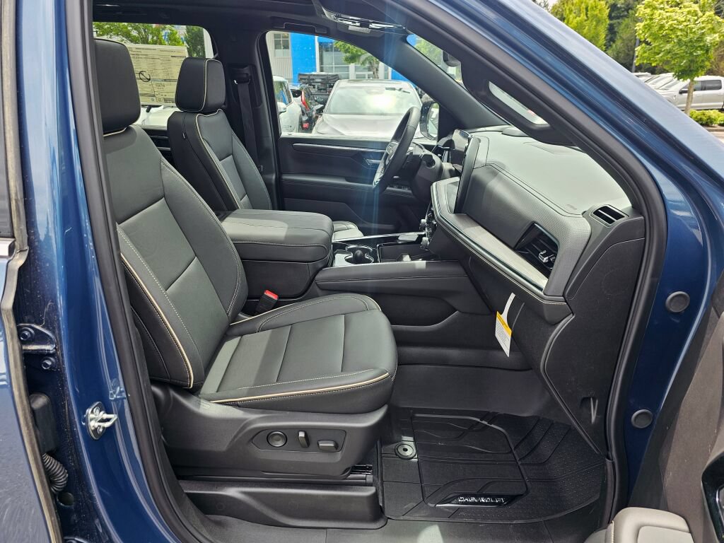 New 2026 Chevrolet Suburban Premier w/ Sun And Tow Package AWD/4WD image 32