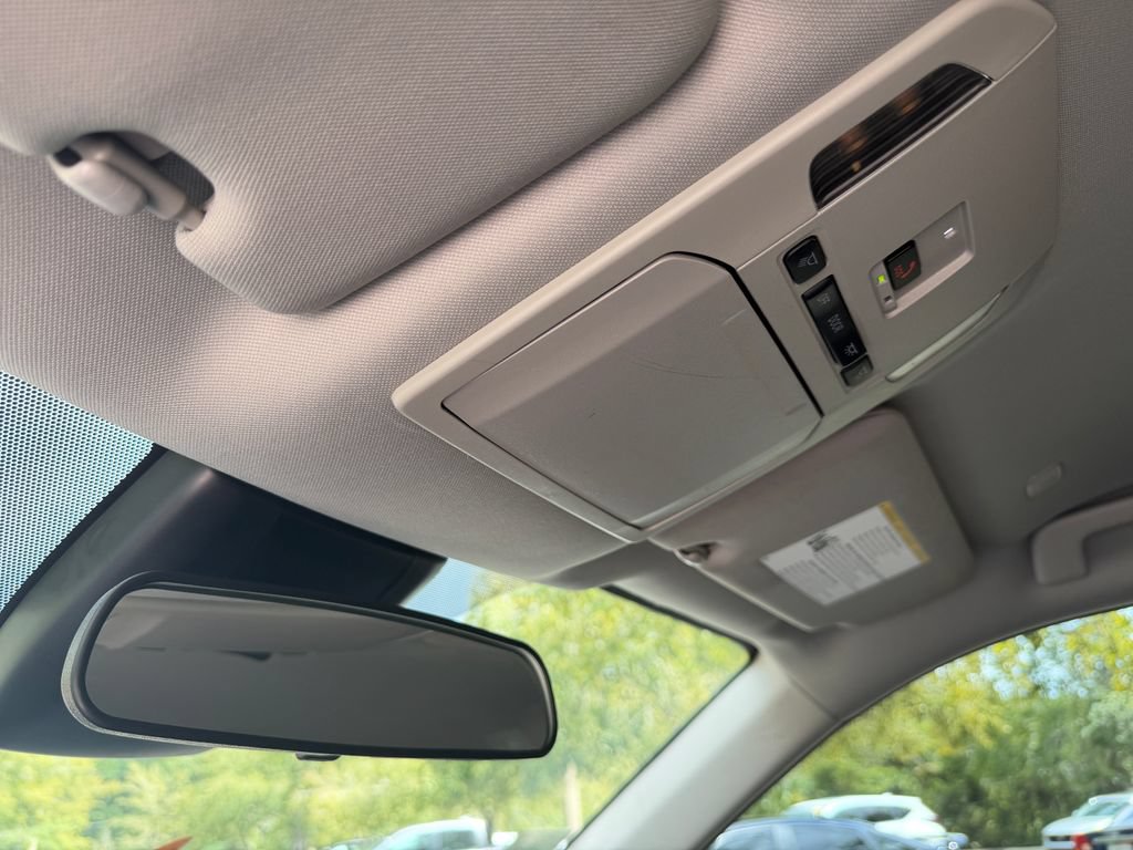 Used 2024 Toyota Highlander LE FWD image 31