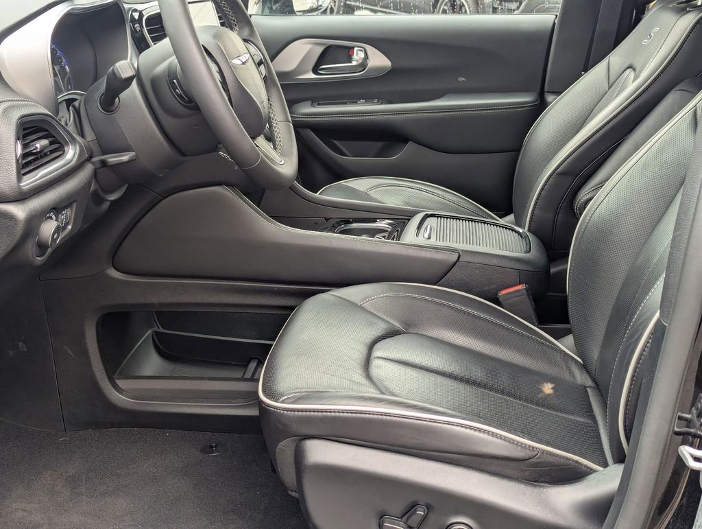 Used 2025 Chrysler Pacifica Limited FWD image 11