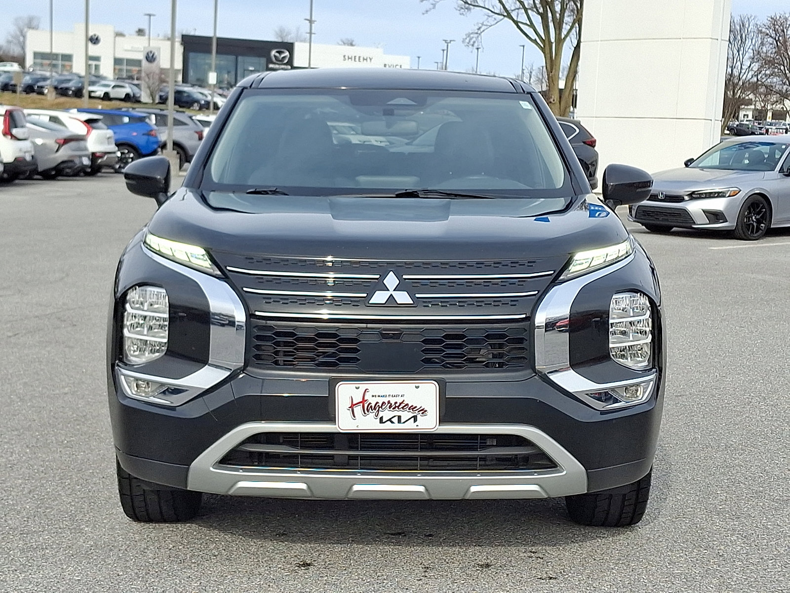 Used 2023 Mitsubishi Outlander SE image 2