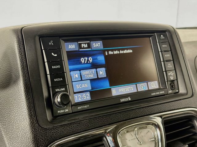 Used 2013 Chrysler Town & Country Touring FWD image 14