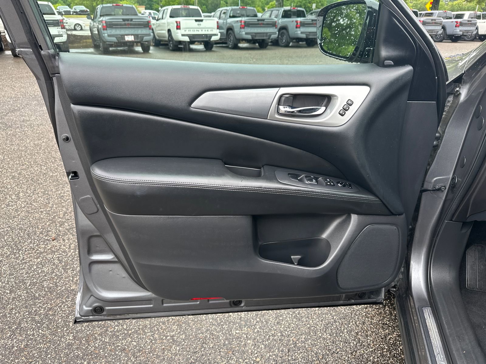 Used 2017 Nissan Pathfinder SL w/ SL Tech Package FWD image 8