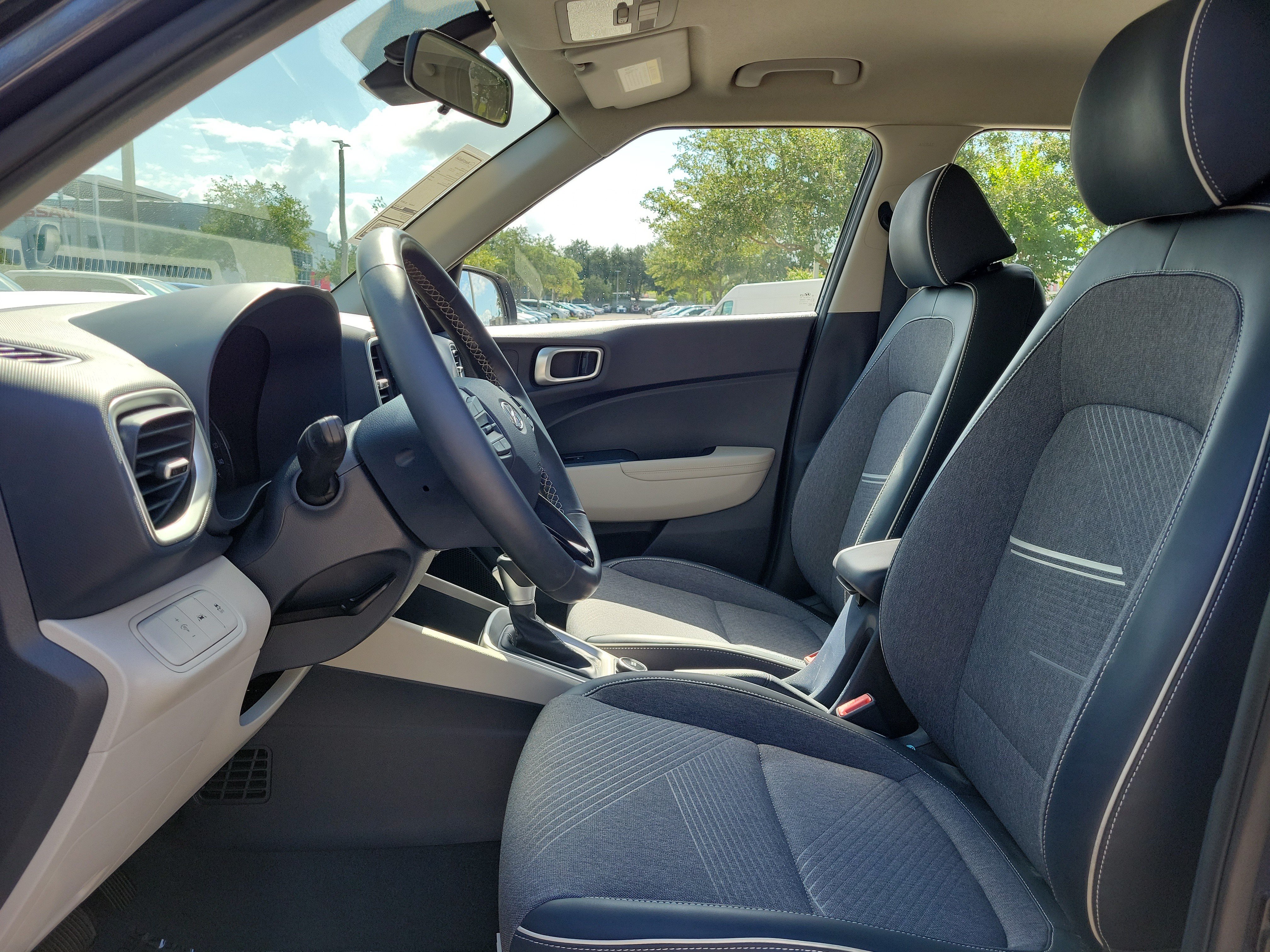 Used 2020 Hyundai Venue FWD image 12