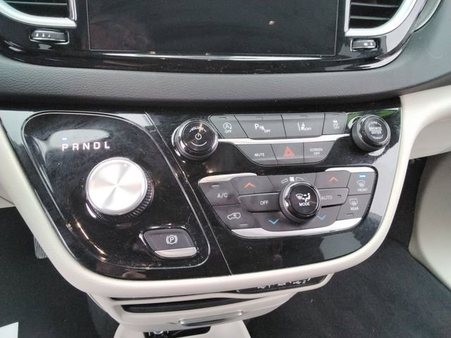 Used 2024 Chrysler Pacifica Touring-L image 31