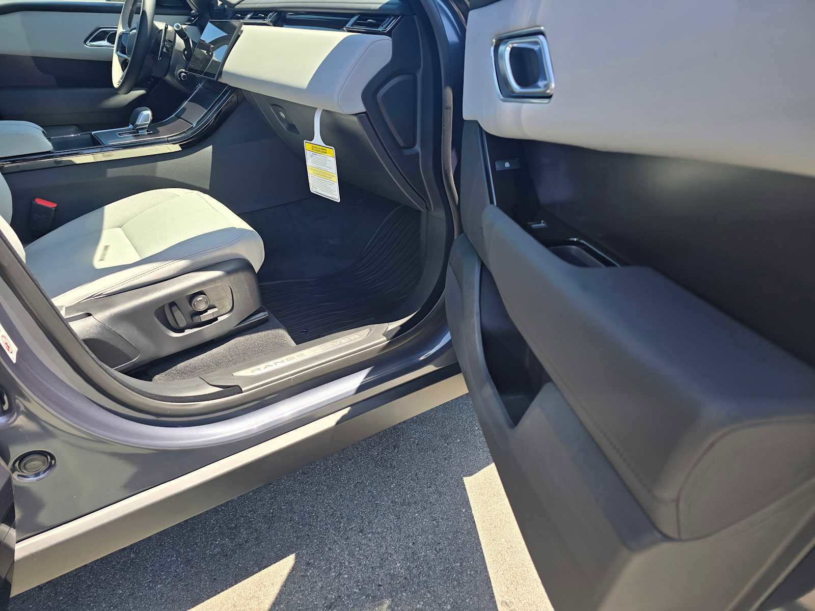 Certified 2026 Land Rover Range Rover Velar Dynamic SE image 10