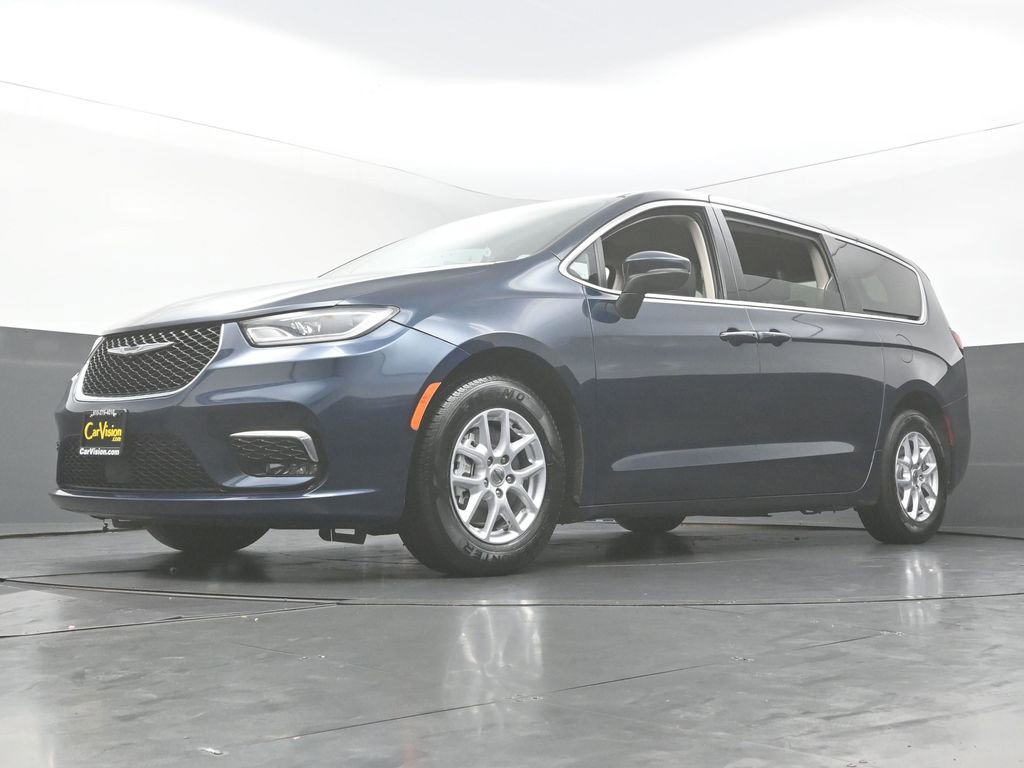 Used 2023 Chrysler Pacifica Touring-L FWD image 48