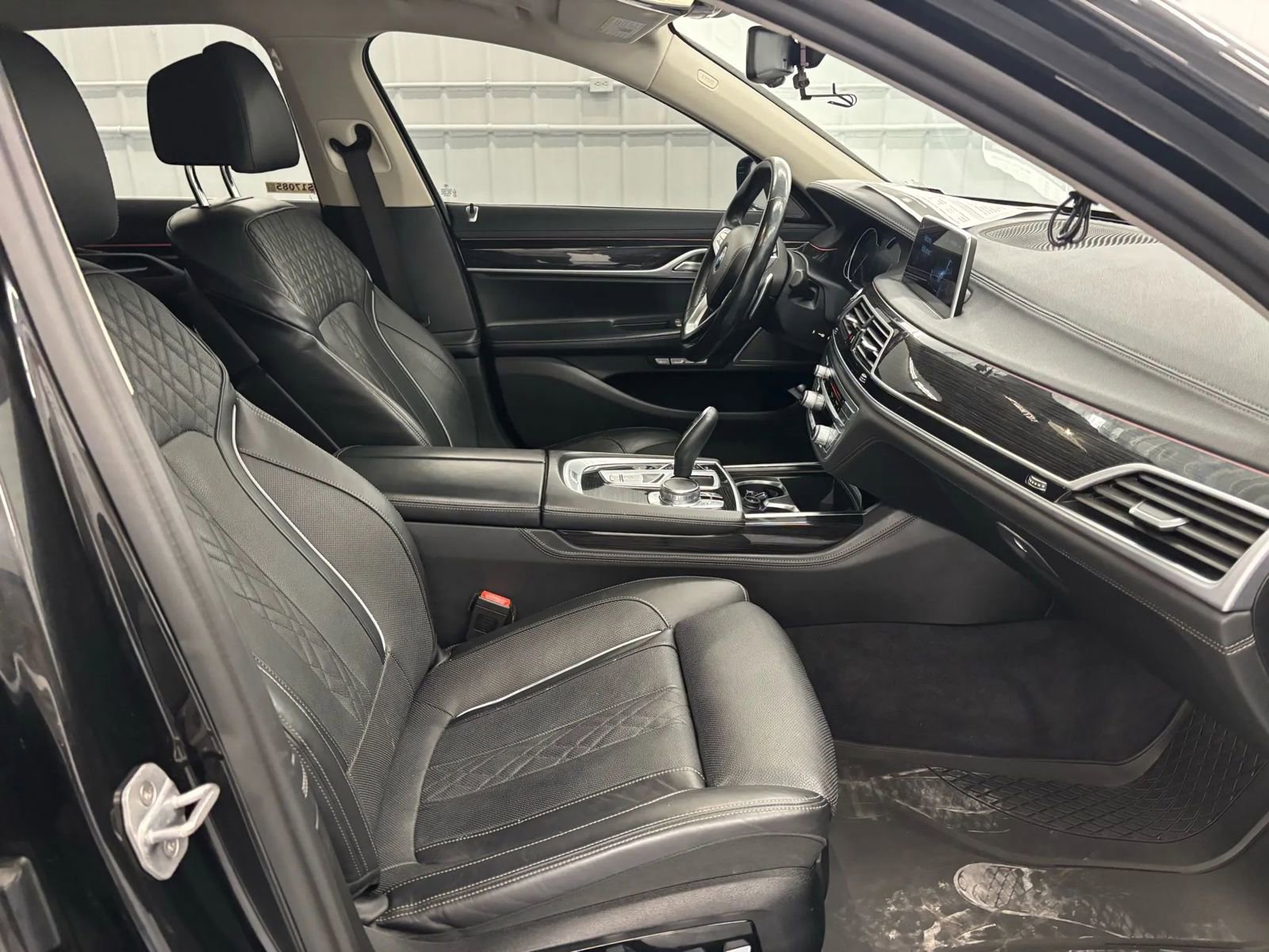 Used 2018 BMW 750i xDrive image 34