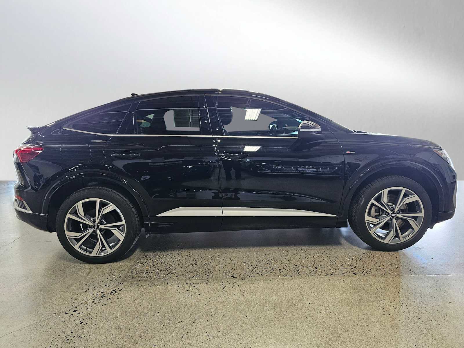 Used 2023 Audi Q4 e-tron Premium Plus w/ Premium Plus image 8