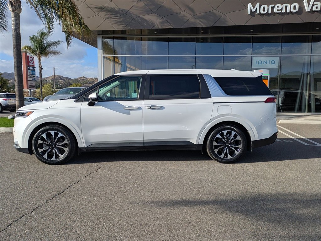 Used 2024 Kia Carnival EX image 3