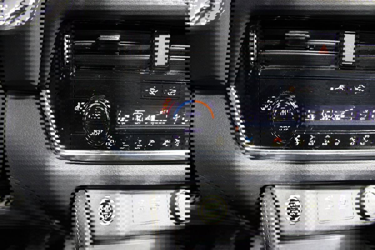 Used 2023 Nissan Rogue SL w/ SL Premium Package image 22