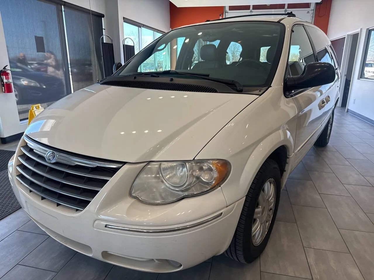 Used 2005 Chrysler Town & Country Touring w/ Luxury Group FWD image 4