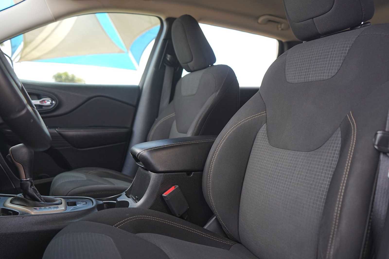 Used 2017 Jeep Cherokee Latitude w/ Comfort & Sound Group FWD image 11