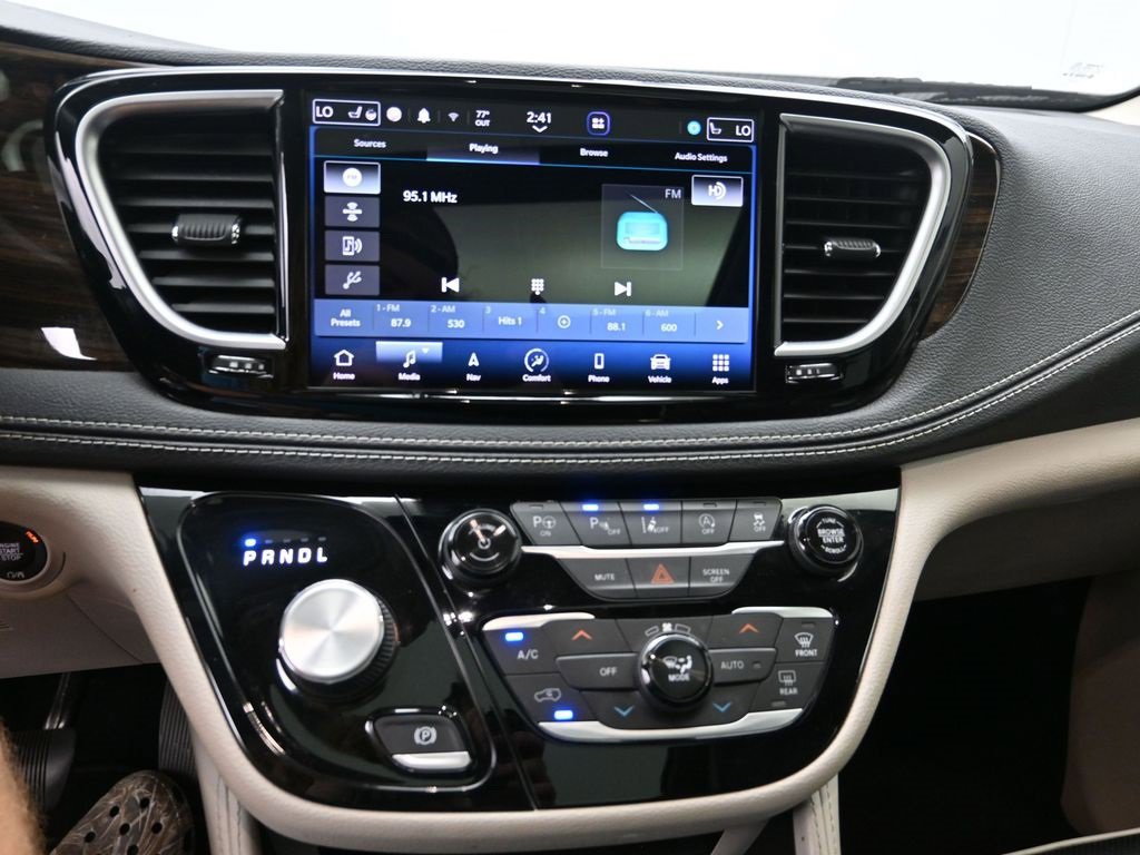 Used 2022 Chrysler Pacifica Limited image 16