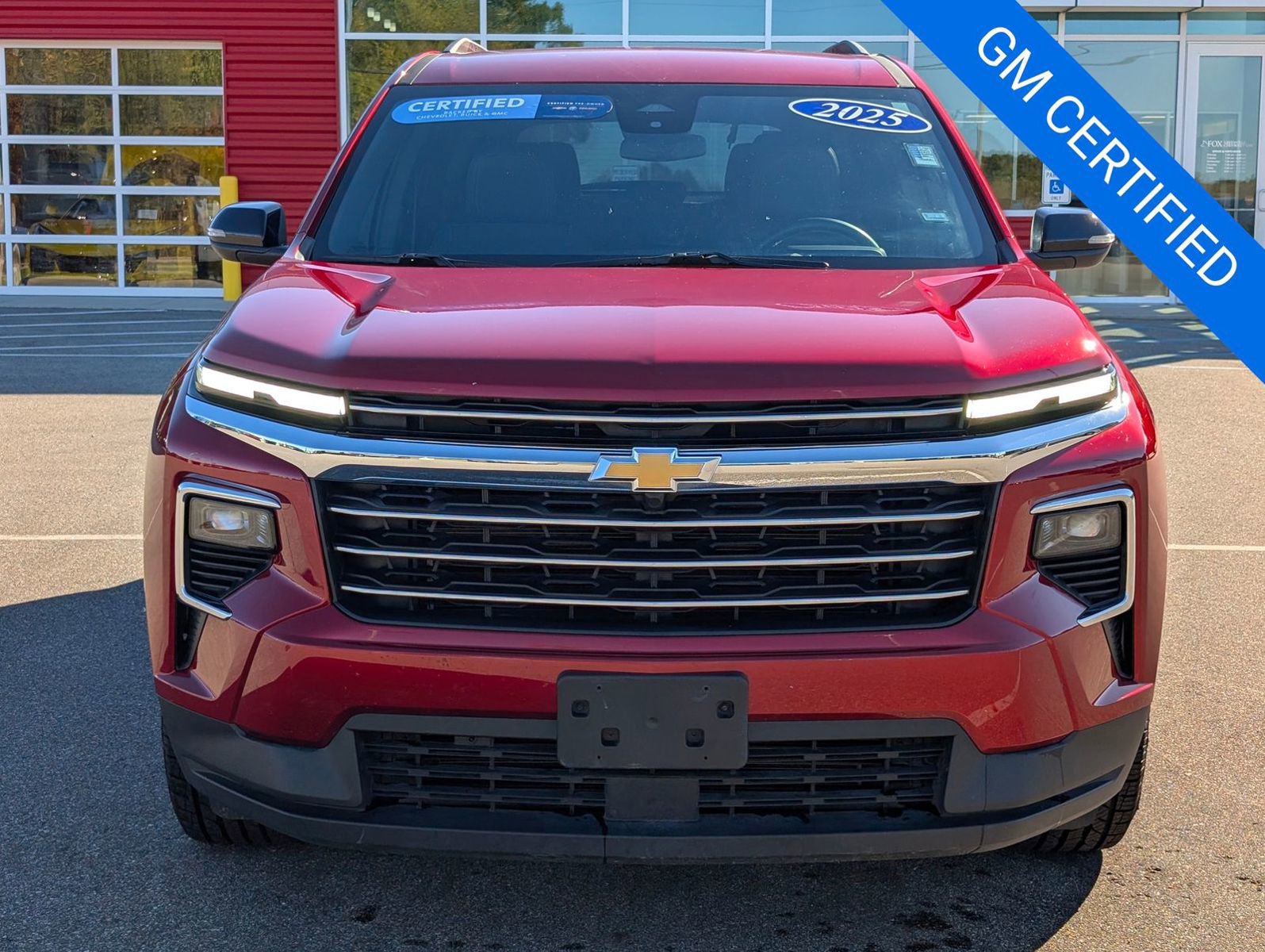 Used 2025 Chevrolet Traverse LT image 2